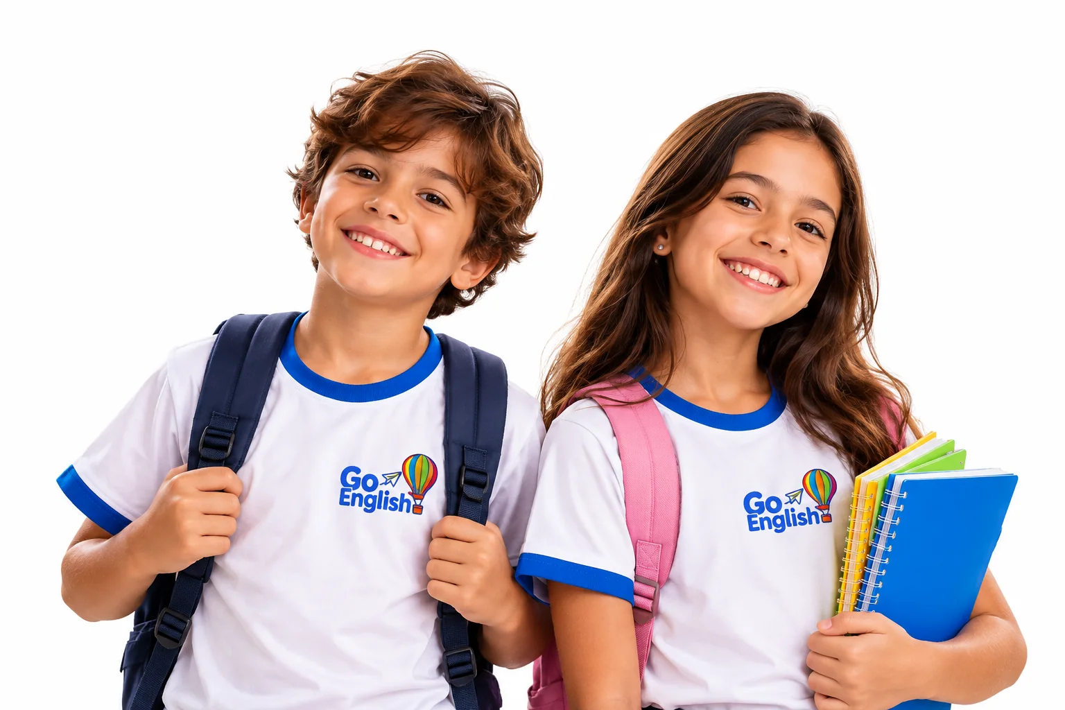Duas crianças sorrindo, com uniforme GO English e material escolar